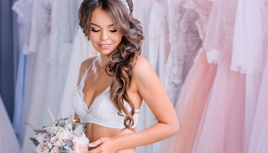 Выбираем бельё для особых случаев: что надеть под свадебное платье?